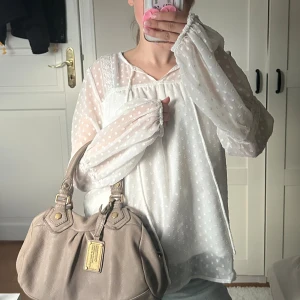 Blus - Jättefin vit blus som passar till allt och är väldigt stil ren. ❤️