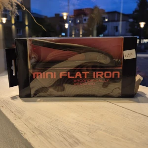 Mini Flat Iron - Kompakt och ergonomiskt utformad mini-plattång, perfekt för resor och snabb styling. Produkten är ny i oöppnad originalförpackning. Lätt att hantera och smidig att ta med i väskan. Perfekt för snabba touch-ups när du är på språng.