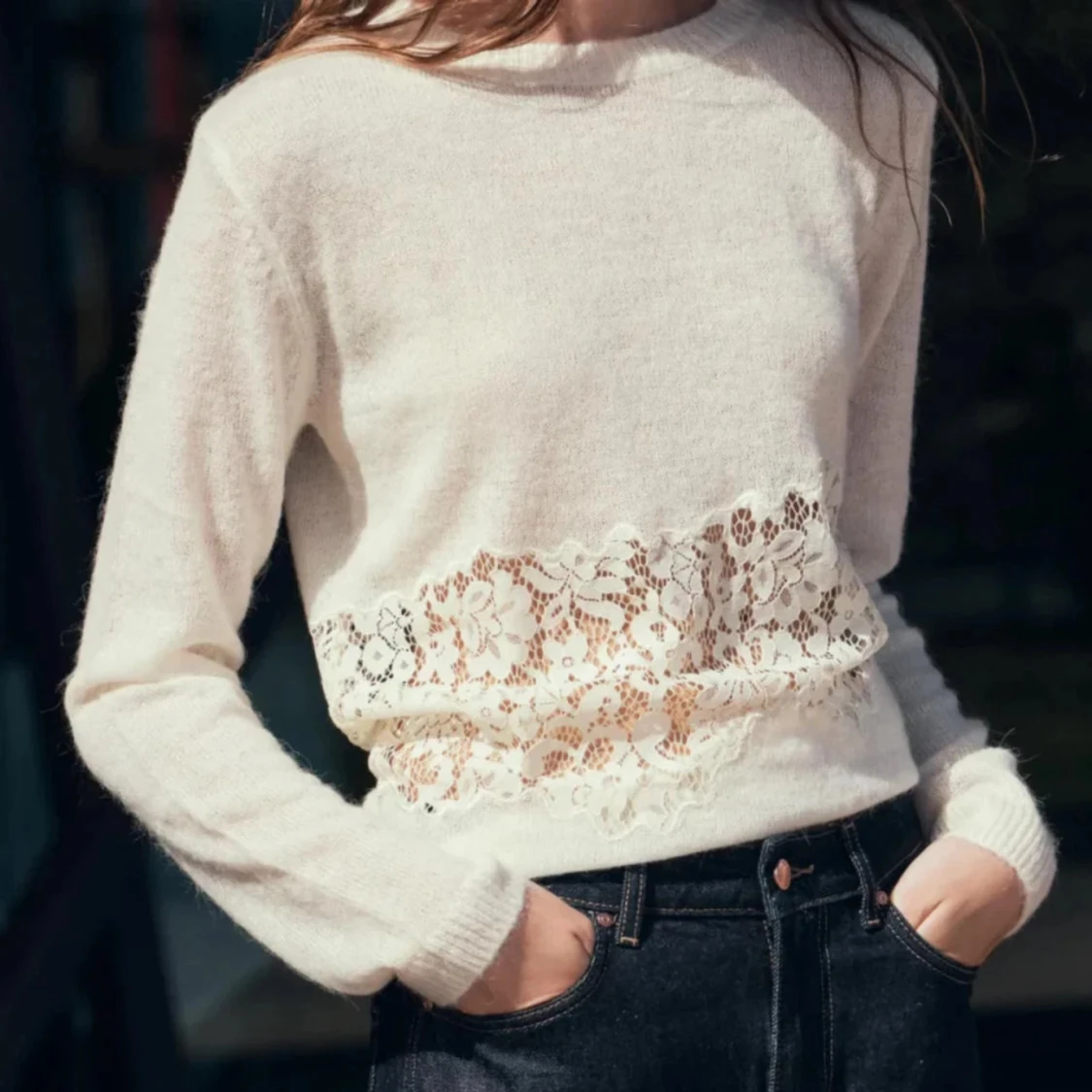 Vit stickad tröja med spetsdetalj - 2