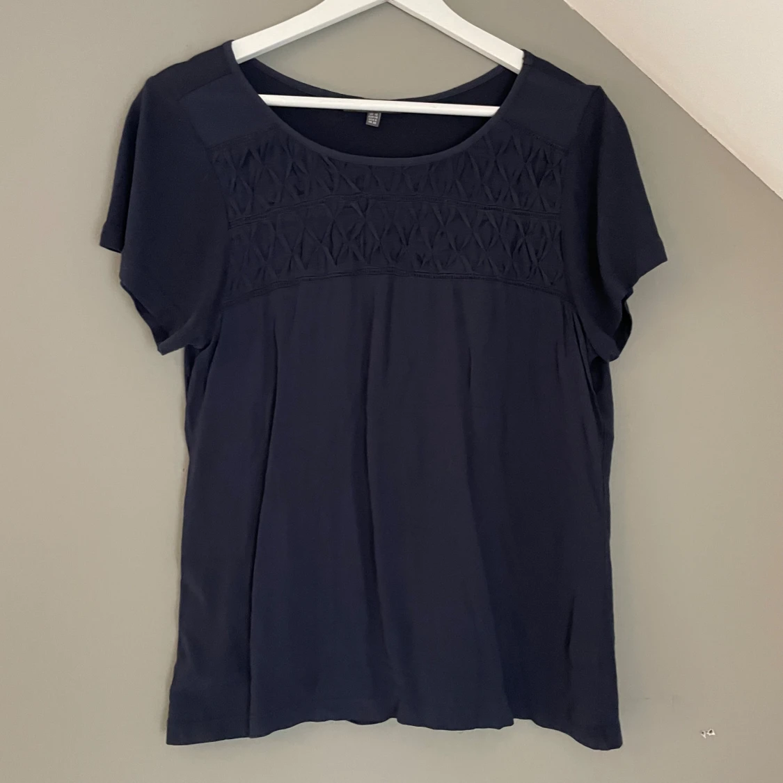 Mörkblå T-shirt med broderad detalj - 1