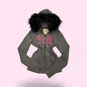 Hollister Fur Hoodie  - ✨ Säljer en unik fur hoodie från märket (Hollister) ✨ Pälsen är ditsatt i efterhand för en personlig och trendig look. Storleken är (S), men den kan även passa (Xs) beroende på önskad passform. Eftersom plagget är second hand kan mindre defekter jag missat förekomma! – se gärna min bio för mer info.  💎 Priset är fast och ej förhandlingsbart.  Tvättråd: Handtvätta i ljummet vatten, var försiktig med pälsen, alternativt tvätta tröjan i en tvättpåse i tvättmaskinen 30-40grader. Undvik torktumlare. 