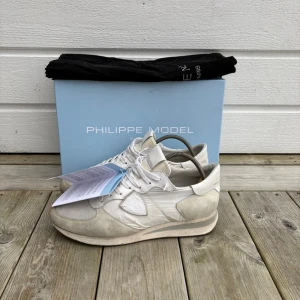 Philippe model skor - Hej! Säljer nu dessa riktigt feta Phillipe model trainers som är perfekta nu till vintern. Storlek 42, skick 6/10, vid frågor är det bara o höra av sig!