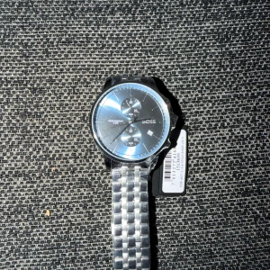 HUGO BOSS - Helt ny BOSS Associate 42mm med skyddsplast på och taggar, box medkommer. Köptes för 4498kr Artikelnummer 1513839.