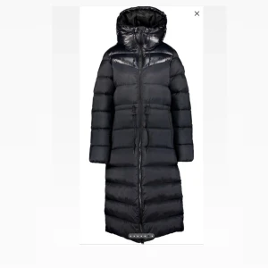 Everest, vinterjacka - Säljer en svart lång pufferjacka med huva och snörning i midjan från märket Everest. Jackan har en glansig detalj upptill, dragkedja hela vägen och långa ärmar. Perfekt för kalla dagar och har en riktigt chill oversized vibe. Storlek 40/L men passar även någon som har storlek M. 🖤