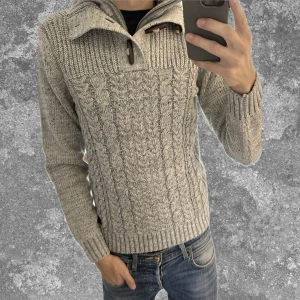 Stickad cardigan  - Väldigt skön och stilren perfekt nu i kylan! Måtten= A=54cm B=46cm C=40cm D=63cm