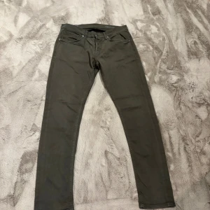 Jeans från Dondup -  Tja säljer nu dessa riktigt snygga Dondup jeansen i storlek 34 och modellen George, nypris är cirka 3500kr mitt pris 699! Skicket är 9/10 och vid minsta lilla fundering så är det bara att höra av sig. 
