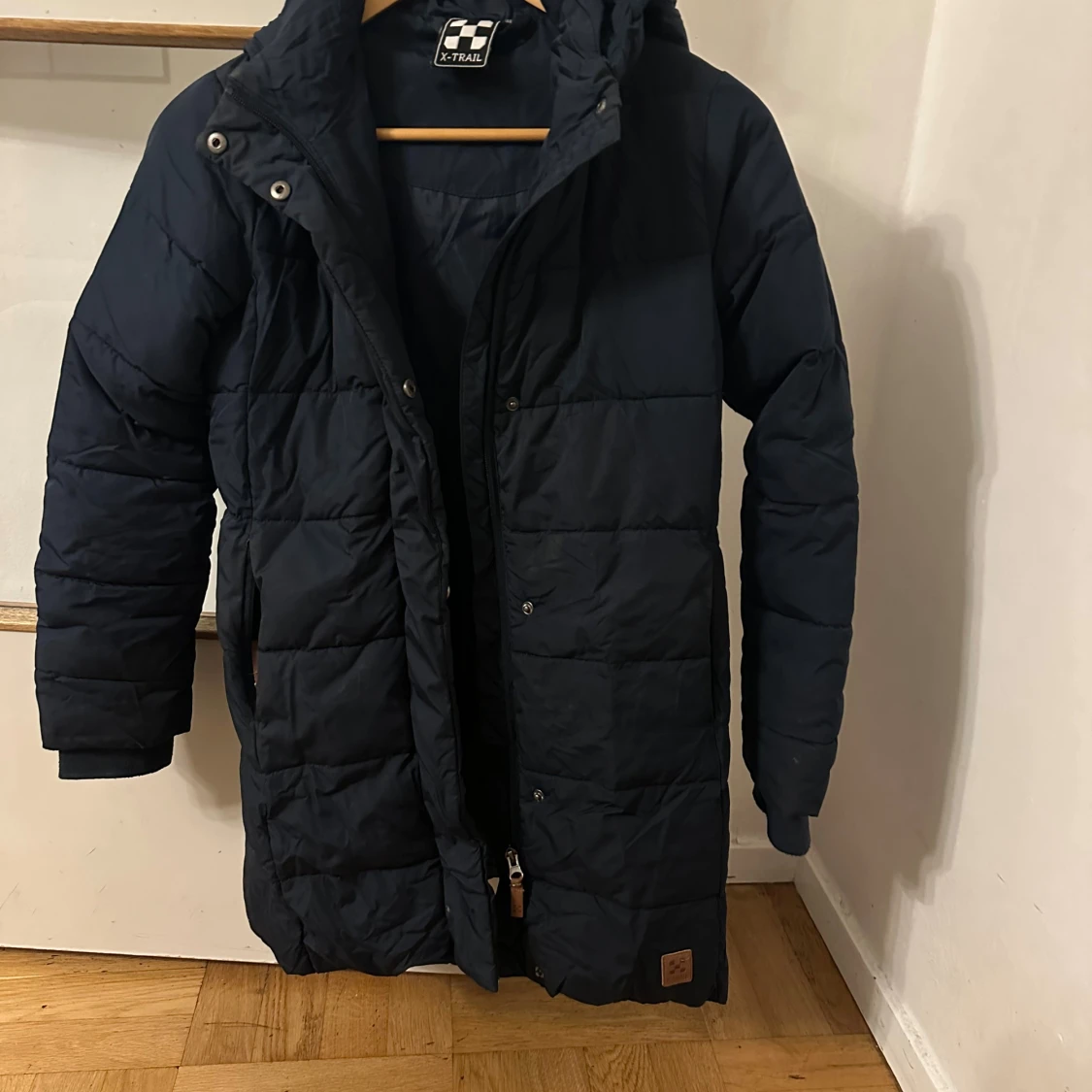 Mörkblå lång pufferjacka X-Trail