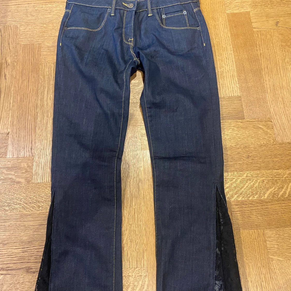 Mörkblå jeans med svart spets - 90 cm innerbenslängd  - 2