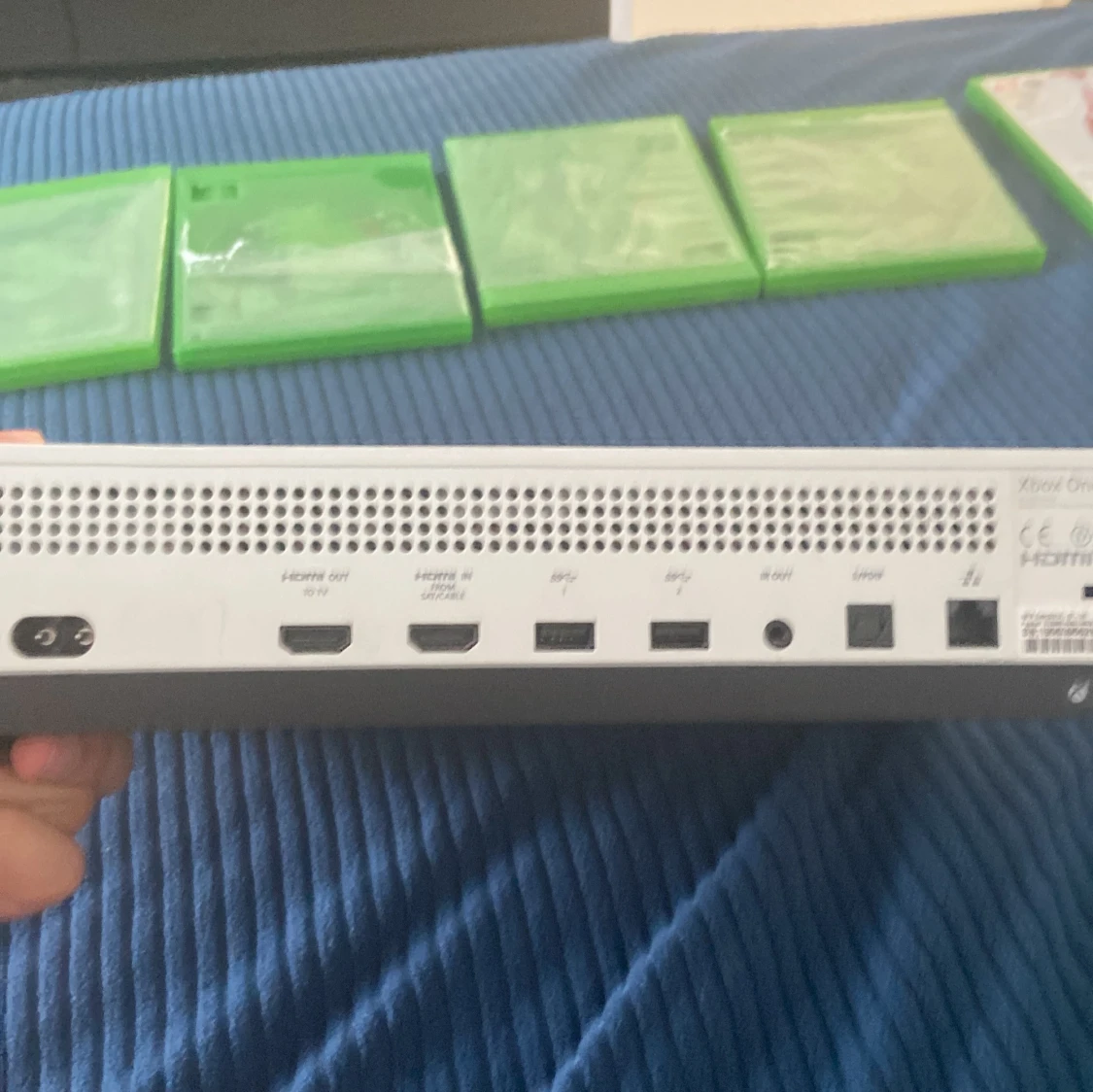 Xbox One S 1TB med 2 handkontroller och spel - 1