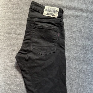 Svarta Crocker PPM Skinny jeans - Svarta skinny jeans från Crocker i modellen PPM Skinny. Klassisk femficksdesign, smal passform och normal midja. Jeansen är gjorda i ett stretchigt bomullsmaterial som sitter tajt och bekvämt. Perfekta för dig som gillar en slimmad look.