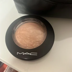Highlighter - Denna highlighter är magisk!! Säljer den då jag måste rensa mitt smink, och har en till över. Perfekt för att framhäva kindben, näsrygg och amorbåge, och har knappt användts 🥲 
