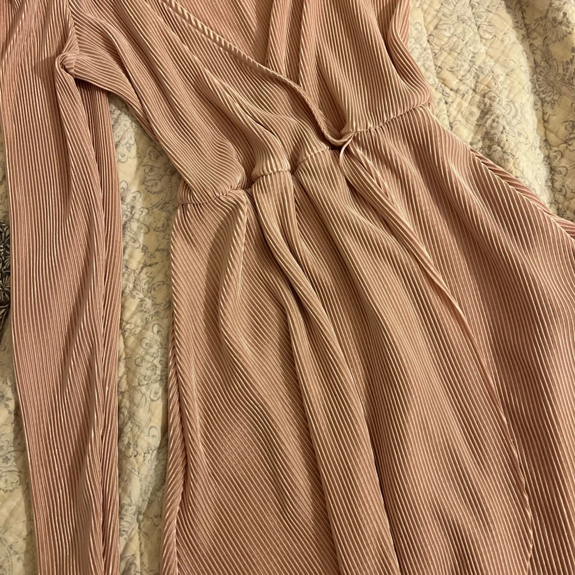 Plisserad ljusrosa omlottklänning NLY