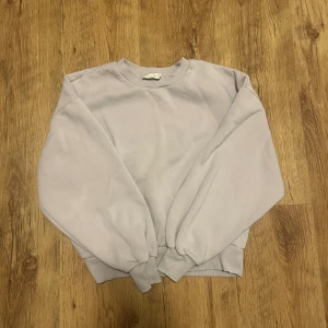 Ljuslila sweatshirt från Gina Tricot - Väldigt fin och skön sweatshirt🫶🏻