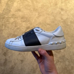 Valentino Open navy sneakers - 42 - Valentino Open sneakers i strl 42 i grymt bra skick, sparsamt använda och köpta nya, men mest legat i garderoben. Dustbag. Låda osv finns. 