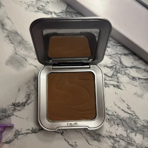 Bronzer - Från rem beauty, färg out of office. Skriv om du har frågor!