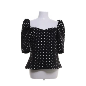 Svart prickig blus med puffärm - Svart blus med vita prickar och puffärmar. 