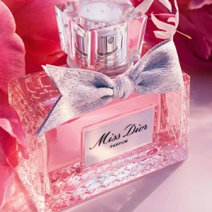 The Essence Vault 995 Parfym 100ml - Trendig Eau de Parfum från The Essence Vault, nummer 995, som är inspirerad av Miss Dior. Flaskan rymmer 100 ml och passar perfekt för dig som vill sticka ut med en unik doft. Minimalistisk design som känns modern och stilren. Luktar jätte gott & håller HELA dagen! Ca 85-90% kvar. 😻💞