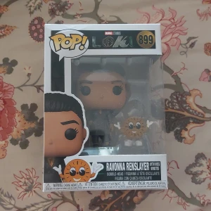 Funko Pop! Ravonna Renslayer with Miss Minutes #899 - Säljer en Funko Pop! Marvel Loki Ravonna Renslayer med Miss Minutes (#899). Figuren är i nyskick och levereras i originalförpackning men har varit utanför förpackning, perfekt för samlare. Inga synliga skador eller slitage på kartongen.