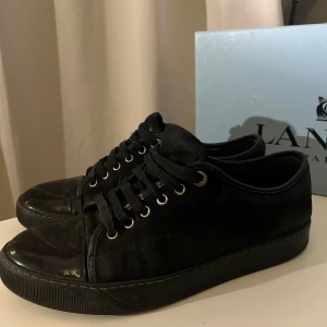 Svarta Lanvins - Säljer dessa snygga svarta lanvins med glans. De är uk 6 vilket motsvara ca 40, men då lanvins är kända för att vara stora i storleken sitter dessa mer som 41-42. Skicket är hyfsat bra men värt att notera att mockan är ganska sliten på en del ställen. Om su har några frågor tveka inte att höra av dig🤟