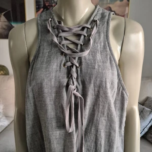 Linne * Stl S-XL * Oversized * One X Oneteaspoon - * Väldigt annorlunda och fräckt linne från One X Oneteaspoon.  * Mycket bra skick.  * Märkt stl S men är oversized så det passar upp till XL beroende på hur man vill ha det.  * Bröst: ca 55 cm mätt armhåla till armhåla  * Nacke till ryggslut inkl krage: ca 65 cm  * Färg: Grå / vit  * 100% bomull   Djur och rökfritt hem. Se bilder och förstora då de ingår i beskrivningen. 