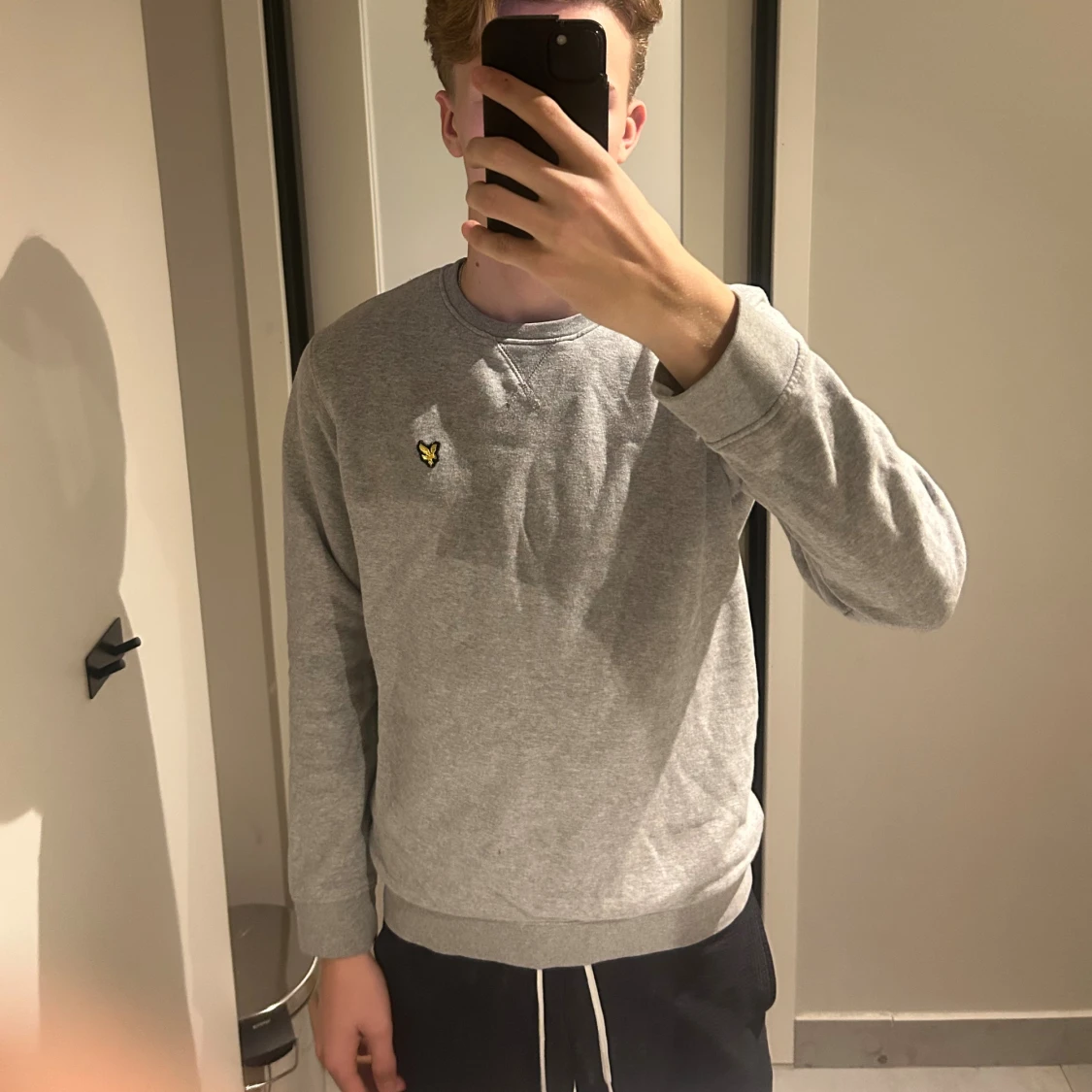 Grå sweatshirt från Lyle & Scott - 1