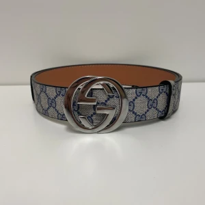 Gucci Bälte - Hejsan, säljer ett helt nytt bälte aldrig tidigare använd. Storlek 110cm. Postar alltid inom 24h efter köpet. Skriv gärna om du har fler frågor.