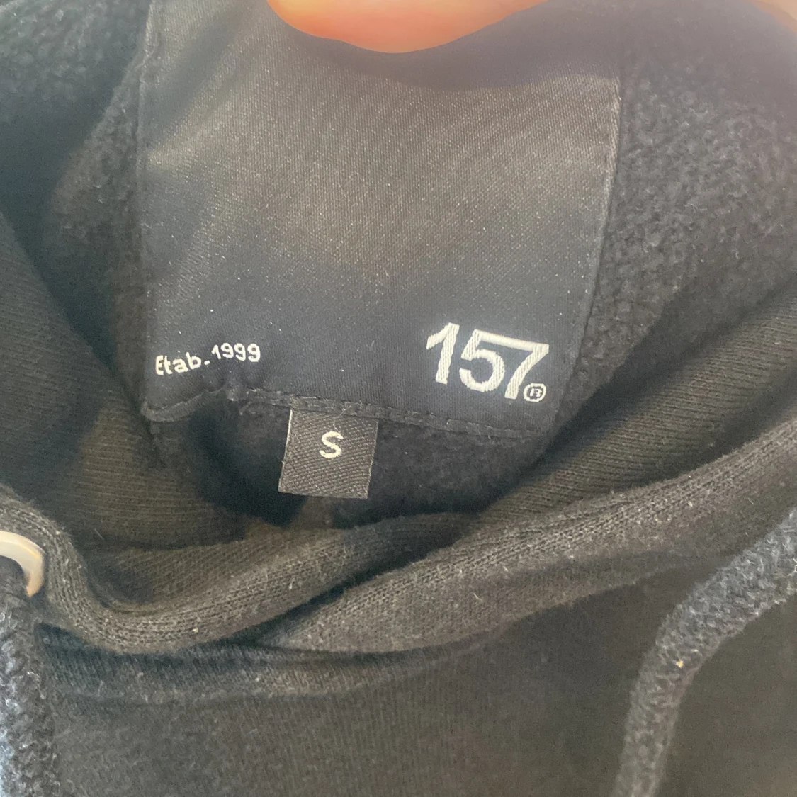 Svart hoodie från 157 med huva - 2