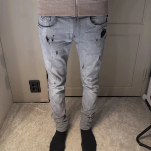Gråa replay anbass jeans - Replay jeans, storleken är S27 L30, mycket bra skick, bara att höra av sig vid minsta fundering!