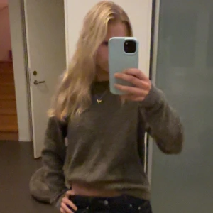 Brun stickad tröja från H&M XS - Mysig grå stickad tröja från H&M i storlek XS. Perfekt för dig som gillar en enkel och chill stil. Materialet är mjukt och ger en skön känsla mot huden.