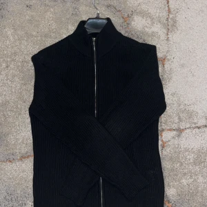 Zip stickad hoodie - Säljer en skön stickad tröja med full zip. Storlek S. Inte använd alls så mycket utan bara legat hemma och tagit plats. Säljer på samma dag och billigt pris. 