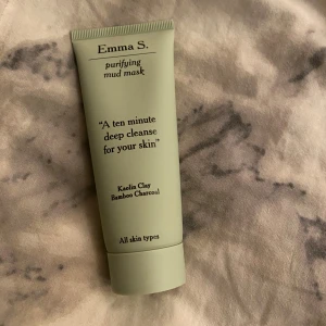 Emma S. purifying mud mask 75 ml - Djuprengörande lermask med kaolinlera och bambukol som passar alla hudtyper. Kommer i en ljusgrön tub på 75 ml. ny pris 300kr aldrig använd endast öppnad och luktad på, skriv gärna vid frågor eller bud 