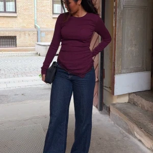 Gina Tricot jeans - Säljer dessa jättefina mörkblåa jeans från Gina Tricot. De har vida ben och låg midja. Superfina men de kommer inte till användning längre. 💓💓