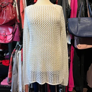 Vit stickad tröja från Maison de Hélène  - Säljer en vit, grovstickad tröja från Maison de Hélène i storlek XL. Tröjan har lång ärm och är stickad i ett luftigt nätmönster. Perfekt att slänga över ett linne eller bikini.