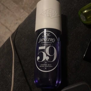 Sol de Janeiro Cheirosa 59 Mist - Fräsch och modern mist med noter av vaniljorkidé, sockrad viol och sandelträ. Perfekt för dig som vill ha en unik och ungdomlig touch i din doftsamling. Köptes för 450 i kicks.