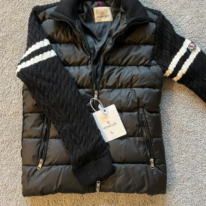 Moncler Cardigan  - Helt ny & Oanvänd ✔️  Kommer med tags 🏷️ Skickas inom 1 dag📦 Perfekt för höst & vinter ❄️  Storlek: L men passar som M 📏
