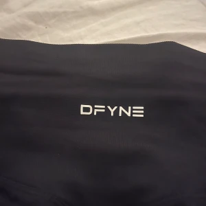 DFYNE impact leggings svart  - DFYNE impact leggings i färgen midnight black! Har fått ett litet hål skriv privat för fler bilder annars i toppen skick!