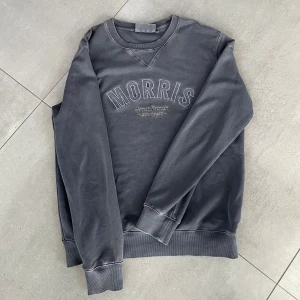 Morris tröja grå - Tjena jag säljer en stilren grå sweatshirt från Morris med broderad logga framtill. Tröjan har rund halsringning, ribbade muddar och är långärmad. Perfekt till ett par blå eller svarta jeans för en sjukt snygg outfit! Materialet är mjukt och skönt, troligtvis bomull eller bomullsblandning. Storlek Small och är pytte lite liten på mig som är 185cm, passar nog perfekt på dig som är runt 174-183! Säljs för endast 199kr! Tveka inte på att höra av dig vid minsta lilla fråga! Mvh EM_resell