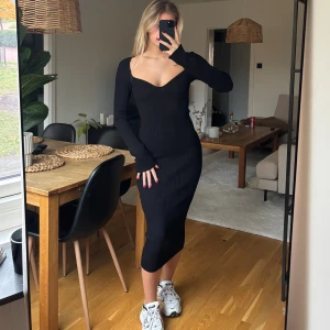 Klänning - Svart ribbad ”stickad” klänning från H&M. Använd 2 gånger. 