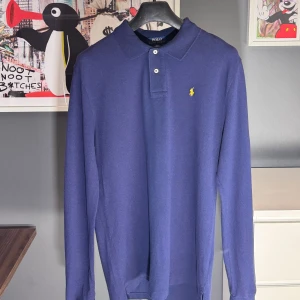 Ralph Lauren pike - Vi säljer nu denna longsleeve Ralph Lauren pike i Size M. Denna pike  erbjuder en stilren och snygg look! Cond 9/10 Nypris: 1699 kr - Vårt pris: 749 