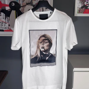 Limitato T-shirt - Vi säljer nu denna T-shirt från Limitatos kollektion Terry O´Neill i size M. Detta är en väldigt schysst tröja som erbjuder många möjligheter av outfits. Cond 9/10  Nypris: 2000 kr - Vårt pris: 549 kr.  Endast T-shirten som medföljer vid köp. Snabba och enkla affärer prioriteras i vanlig ordning