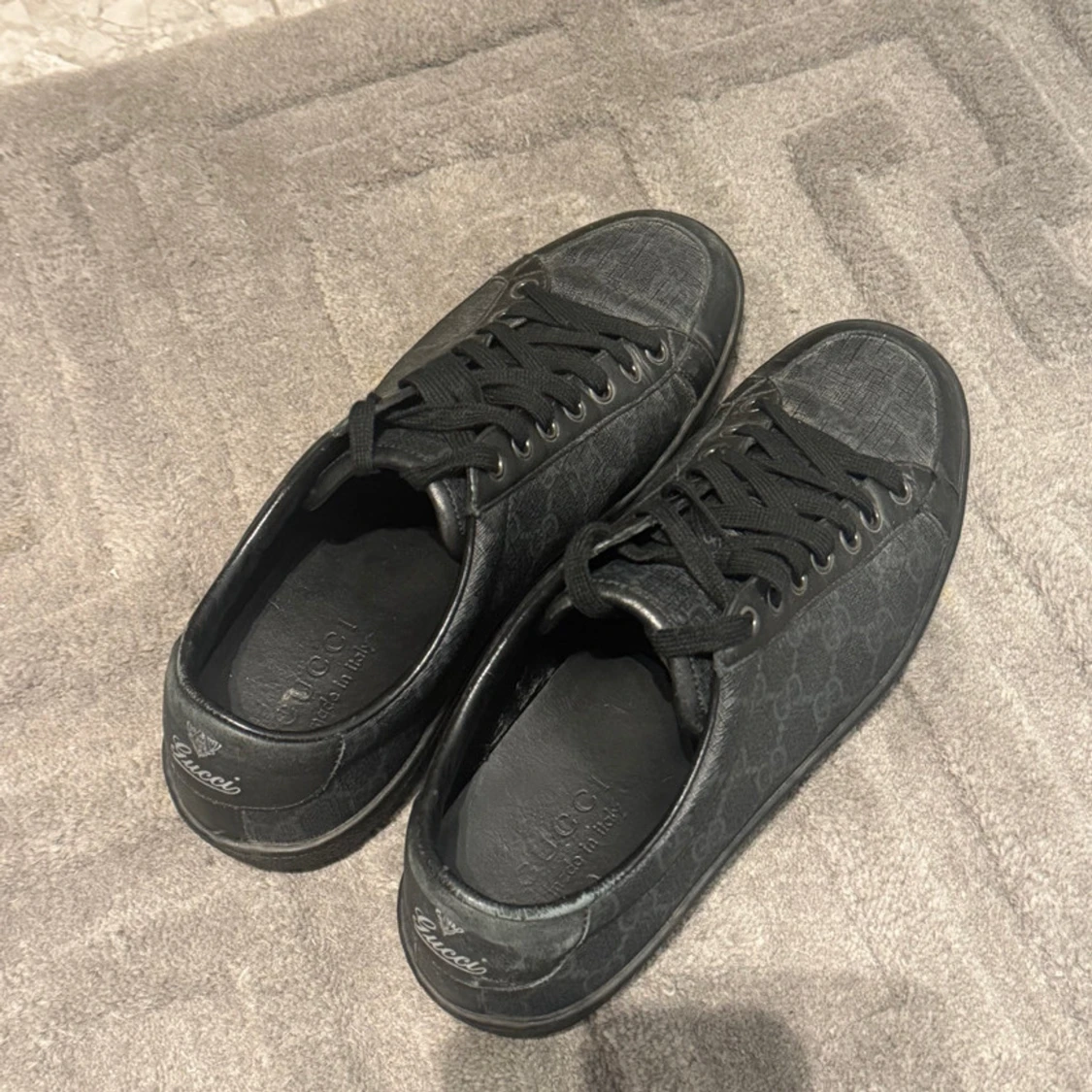 Svarta sneakers från Gucci med monogram - 2