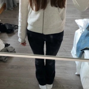 Svarta bootcut jeans - Säljer ett par snygga svarta bootcut jeans i bra skick. De är mid waist men jag brukar vika ner!! Dom e perfekta o vika ner då dom blir väldigt lågmidajde. Skriv för frågor!💗