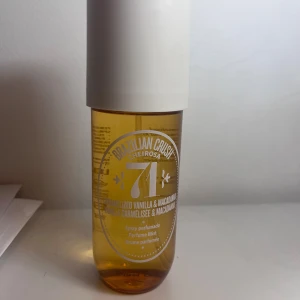Brazilian Crush Cheirosa 71 Mist - Perfume mist med karamelliserad vanilj, rostad macadamianöt, vit choklad, tonkaböna och kokosblomma. Volym: 240 ml. Tillverkad i USA. Ingredienser: Alcohol, Aqua (Water, Eau), Parfum.