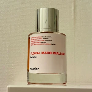 Dossier Floral Marshmallow Eau de Parfum 50 ml - Floral Marshmallow från Dossier, 50ml. Inspirerad av Love Don’t be Shy av Killian och enligt trånga det bästa alternativet till den doften. Enbart testad, vilket syns på bild. Givetvis förvarad mörkt och svalt. 