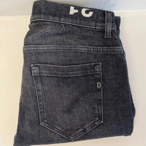Dondup jeans  - Dondup jeans i modellen George. Storlek W30. Bra skicka, lagning gjord i skrevet hos skreddare. Bara att höra av sig till oss vid minsta funderingar😁