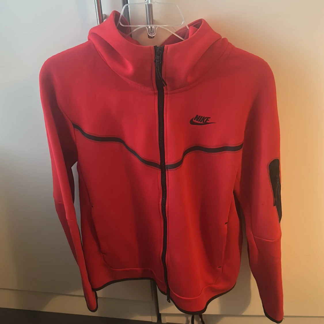 Röd hoodie från Nike med dragkedja