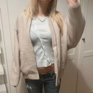 h&m jacka - så najs jacka från h&m!! lite teddy material 💞💞💞