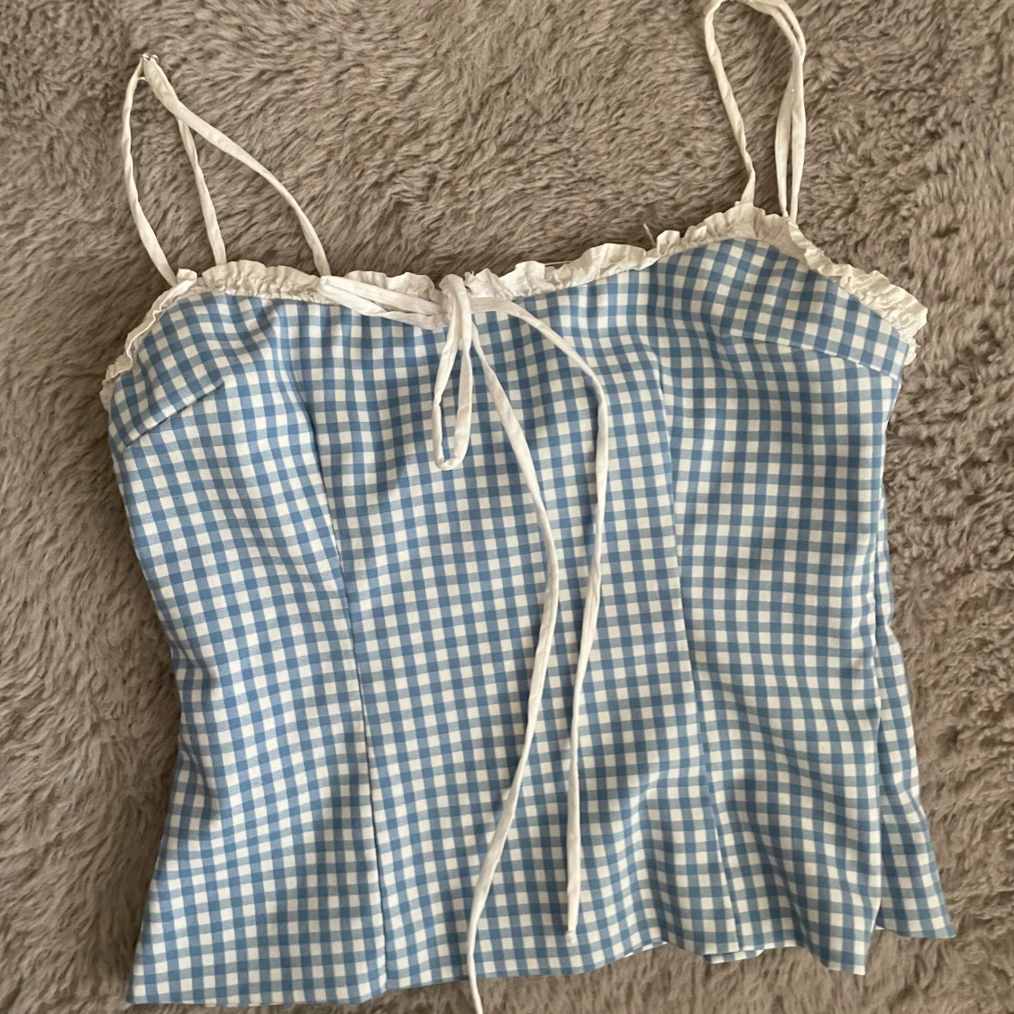 Blåvit rutig linnetopp med knyt