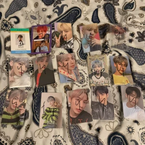SÄLJER MIN TAEHYUN KOLLEKTION - Hela settet 1300kr! Om du bara vill köpa några kort står priset där i $ (lägg bara till en 0a). Gratis frakt om du köper för 200kr+!! FWP=Gratis vid köpas 2 kort. Om du bara vill köpa de korten är det 10kr per kort, sista sliden är även FWP!!