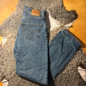 Levi's jeans 501 - Levi’s jeans 501 | Skick: 9/10 | Tillbehör: Endast jeans | Nypris: 599 SEK | Strolek: 27:32 | Pris kan diskuteras, vid fler bilder eller frågor hör av er. 🍂🍁